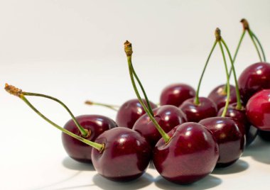 Beyaz arkaplanda çilekler