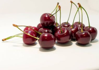 Beyaz arkaplanda çilekler