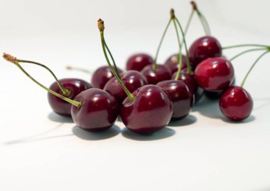 olgun kiraz beyaz zemin üzerinde. meyveleri izole