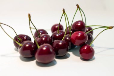 olgun kiraz beyaz zemin üzerinde. meyveleri izole