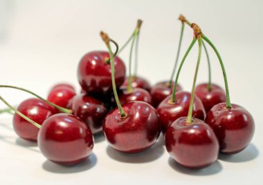 olgun kiraz beyaz zemin üzerinde. meyveleri izole