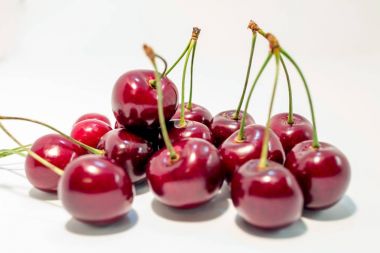 Beyaz arkaplanda çilekler