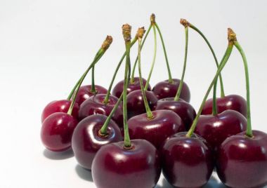 olgun kiraz beyaz zemin üzerinde. meyveleri izole