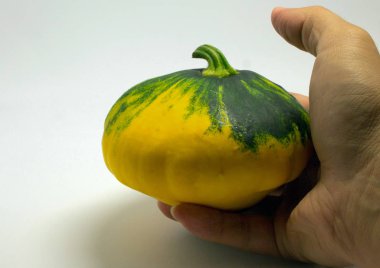 Squash beyaz bir arka plan üzerinde elinde gördüm. izole sebze.