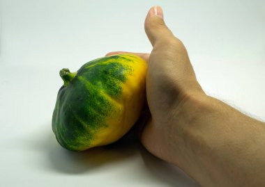 Squash beyaz bir arka plan üzerinde elinde benekli