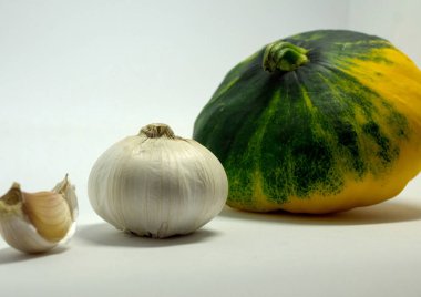 Benekli squash ve sarımsak bir beyaz background.isolated nesneler üzerinde.