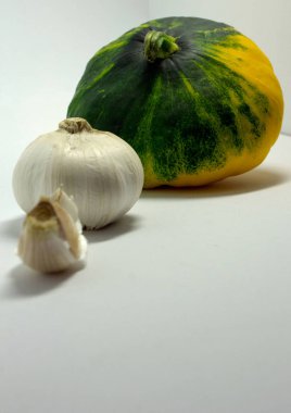 Beyaz arka plan ve sarımsak benekli squash
