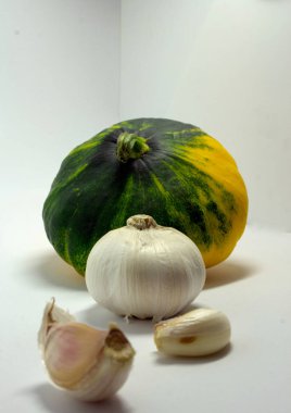 Beyaz arka plan ve sarımsak benekli squash
