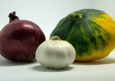 Beyaz arka plan, soğan ve sarımsak benekli squash