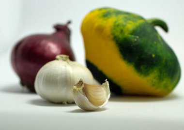 Beyaz arka plan, soğan ve sarımsak benekli squash
