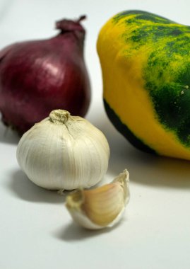 Beyaz arka plan, soğan ve sarımsak benekli squash