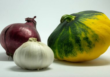 Benekli squash ve soğan ve sarımsak izole beyaz bir arka plan üzerinde.