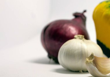 Benekli squash ve soğan ve sarımsak izole beyaz bir arka plan üzerinde.