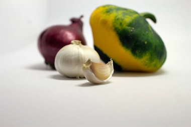 Benekli squash ve soğan ve sarımsak izole beyaz bir arka plan üzerinde.