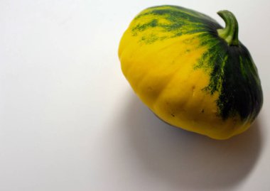 beyaz bir arka plan üzerinde benekli patty squash. İzole patisson.side görünümü.