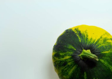 beyaz bir arka plan üzerinde benekli patty squash. İzole patisson.