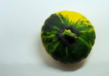 beyaz bir arka plan üzerinde benekli patty squash. İzole patisson.