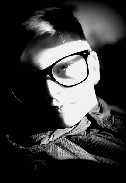 Noir et blanc photo de mignon garçon impatient . — Photo