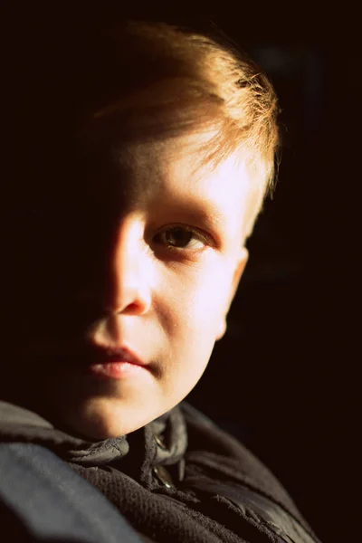 Een Jongen Met Half Lighted Gezicht Zoek Naar Camera Het — Stockfoto