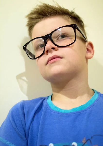 Söt Pojke Stora Glasögon Tittar — Stockfoto
