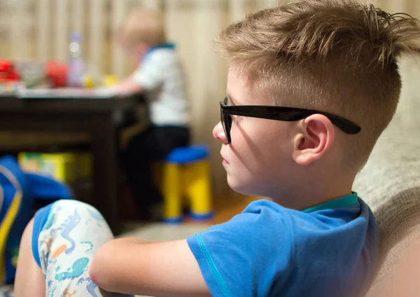 Schattige Jongen Brillen Jongen Zoek Weg Zijaanzicht Van Trieste Jongen — Stockfoto