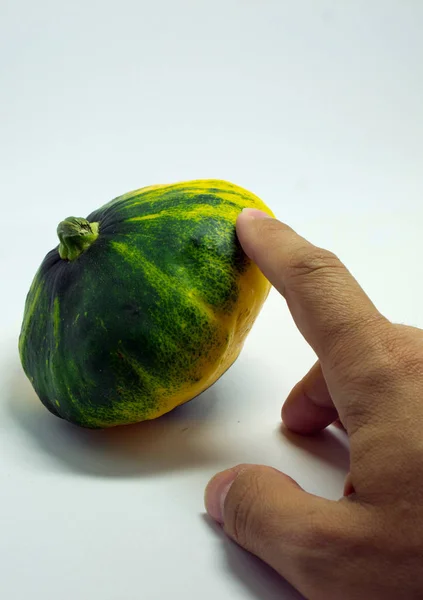 Calabaza manchado y la mano del hombre sobre un fondo blanco — Foto de Stock