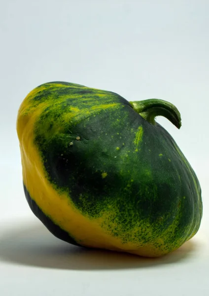 Picadillo moteado sobre un fondo blanco. Patisson aislado . — Foto de Stock