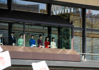 Üyeler sarayın balkonda ailesinin sembolüolarak Tokyo meydanda insanlarda karşılaşacaksınız. Yeni yıl gün. Japonya Akihito İmparator ailesinin üyeleri.