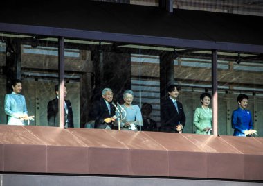 Üyeler sarayın balkonda ailesinin sembolüolarak Tokyo meydanda insanlarda karşılaşacaksınız. Yeni yıl gün. Japonya Akihito İmparator ailesinin üyeleri.