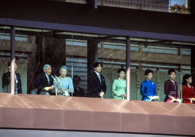 Üyeler sarayın balkonda ailesinin sembolüolarak Tokyo meydanda insanlarda karşılaşacaksınız. Yeni yıl gün. Japonya Akihito İmparator ailesinin üyeleri.