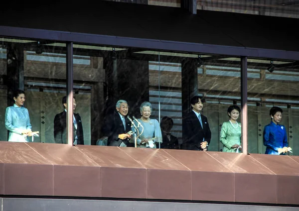 Üyeler sarayın balkonda ailesinin sembolüolarak Tokyo meydanda insanlarda karşılaşacaksınız. Yeni yıl gün. Japonya Akihito İmparator ailesinin üyeleri.