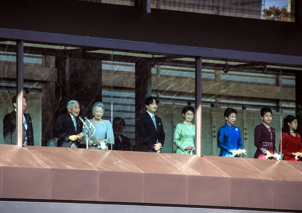 Üyeler sarayın balkonda ailesinin sembolüolarak Tokyo meydanda insanlarda karşılaşacaksınız. Yeni yıl gün. Japonya Akihito İmparator ailesinin üyeleri.