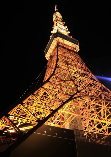 暗い空を背景にイルミネーションと東京タワーのダウン表示します — ストック写真