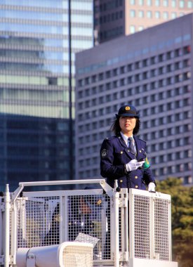 kadın polis memuru kule üzerinde duran ve bir düzeni, Tokyo, Japonya, 01/02/2013.