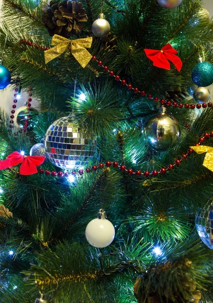 Aydınlatma ve renkli Dekor elementleri ile Noel ağacı. Yeni Yılınız Kutlu Olsun. Tatil sembolü.