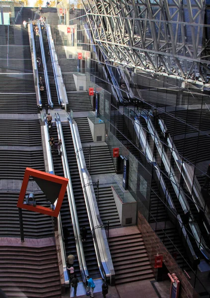 京都の駅で階段を移動します 日本旅行します — ストック写真