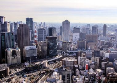 Japonya seyahat. Japonya mimarisi. Osaka, Japonya'da bir gökdelenin tepesinden kenti 01/05/2013.