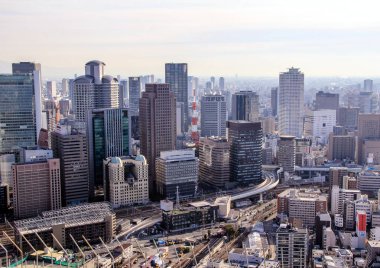 Japonya seyahat. Japonya mimarisi. Osaka, Japonya'da bir gökdelenin tepesinden kenti 01/05/2013.