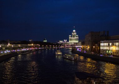 09/03/2017, Moskova, Rusya Federasyonu. Moskova'nın cityscape bu gece. Moskova manzaraları ile nehir ve Binalar gece.
