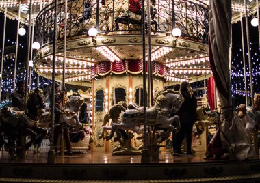 09/03/2017, Moskova, Rusya Federasyonu. Carousel gece devrim meydanında parlak aydınlatma ile. Rusya'nın manzaraları.