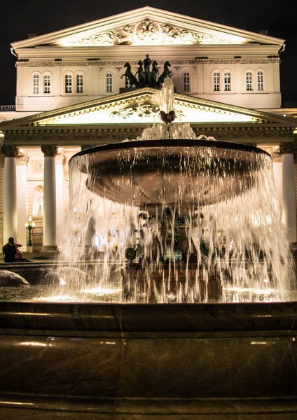 Όμορφη Κρήνη Στην Πλατεία Από Θέατρο Μπολσόι Στη Μόσχα Νύχτα — Φωτογραφία Αρχείου