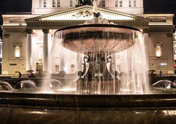 Güzel çeşme Meydanı Moskova'da Bolşoy Tiyatrosu tarafından. Moskova şehir gece manzaraları. Rusya'nın ünlü yerler.