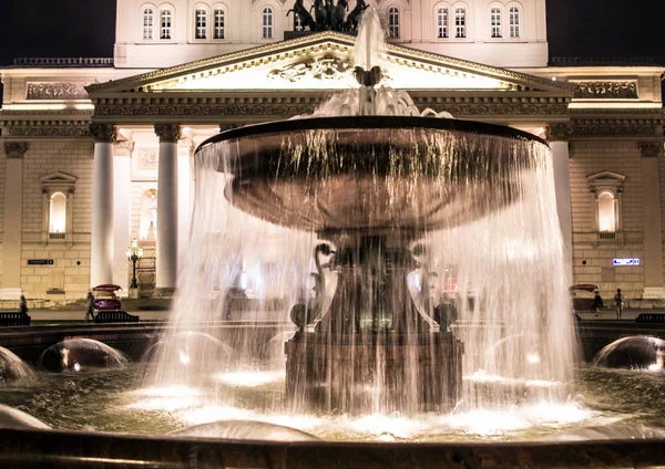 Güzel çeşme Meydanı Moskova'da Bolşoy Tiyatrosu tarafından. Moskova şehir gece manzaraları. Rusya'nın ünlü yerler.