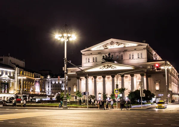 09/03/2017, Moskova, Rusya Federasyonu. Bir arka plan üzerinde Moscow City ve tiyatro Caddesi merkez. Rusya'nın ünlü binalar.