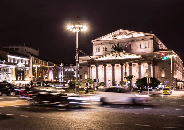09/03/2017, Moskova, Rusya Federasyonu. Bir arka plan üzerinde Moscow City ve tiyatro Caddesi merkez. Rusya'nın ünlü binalar.