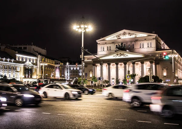 09/03/2017, Moskova, Rusya Federasyonu. Bir arka plan üzerinde Moscow City ve tiyatro Caddesi merkez. Rusya'nın ünlü binalar.