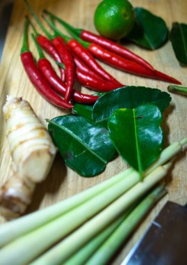 Tay çorbası yemek pişirmek için malzemeler. Sebze masanın üzerinde. Ünlü Asya gıda.