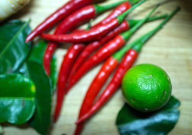 Tay çorbası yemek pişirmek için malzemeler. Sebze masanın üzerinde. Ünlü Asya gıda.