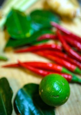 Tay çorbası yemek pişirmek için malzemeler. Sebze masanın üzerinde. Ünlü Asya gıda.