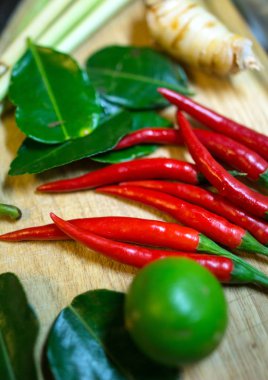 Tay çorbası yemek pişirmek için malzemeler. Sebze masanın üzerinde. Ünlü Asya gıda.